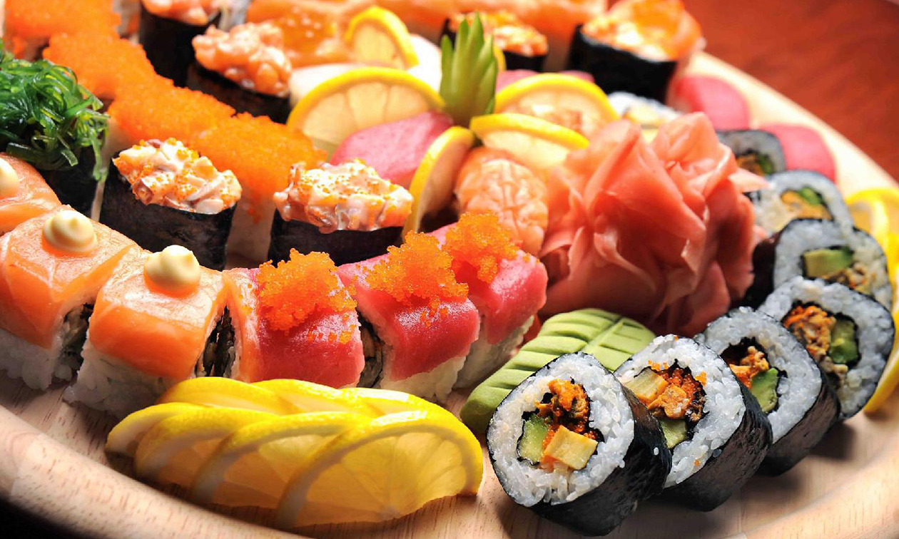 Voor 2 personen: sushi mix (48 stuks) met misosoep bij Sensai