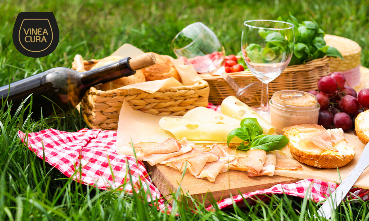 Picknickmand naar keuze + fles wijn bij Vinea Cura